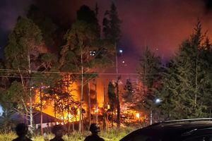 Kantor Bupati dan DPRD Puncak Dibakar Massa, Diduga Kecewa Dana Desa Dipotong