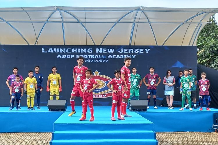 Akademi sepak bola ASIOP menggelar launching jersey atau seragam untuk menyambut bergulirnya kompetisi musim 2022 di ASIOP Training Ground, Royal Park Sentul, Sabtu (18/12/2021). 