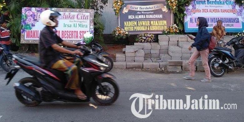 Sejumlah karangan bunga ucapan belasungkawa terpasang di halaman depan SDN Gentong di Jalan KH Sepuh No 49, Kelurahan Gentong, Kecamatan Gadingrejo, Kota Pasuruan, Jawa Timur, Rabu (6/11/2019). 