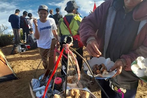 Video Viral Pedagang Tahu Bakso di Puncak Gunung Cikuray, Lihat Sunrise Bisa Sambil Nge-bakso