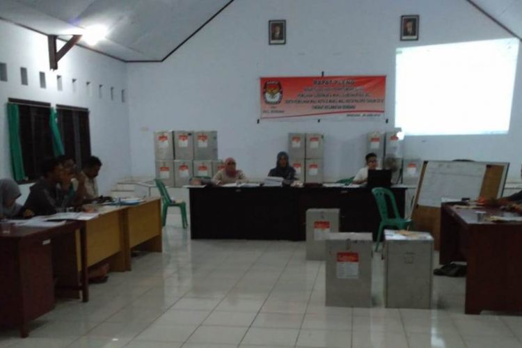 Suasana pleno tingkat kecamatan di PPK Kecamatan Sendana, Kabupaten Palopo, Sulawesi Selatan, Jumat (29/6/2018).