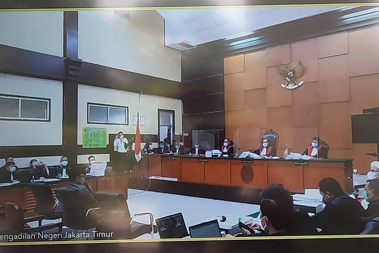 Wali Kota Bogor Bima Arya memberikan kesaksian dalam sidang kasus tes usap (swab test) palsu RS Ummi Bogor dengan terdakwa Rizieq Shihab. Sidang berlangsung di Pengadilan Negeri Jakarta Timur, Rabu (14/4/2021).