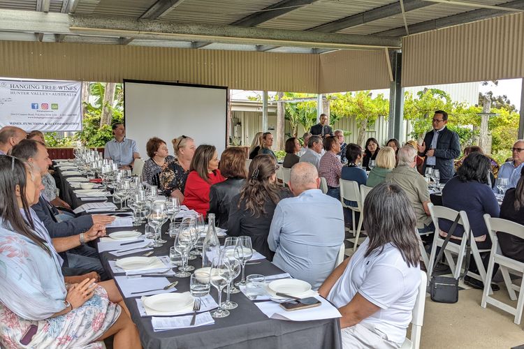 Konjen RI Sydney, Vedi Kurnia Buana, saat memberikan sambutan dalam acara Indonesia Authentic Banquet and Wine Pairing yang diselenggarakan di perkebunan anggur Hanging Tree Wines (HTW), Hunter Valley, Australia, Minggu (5/12/2021).