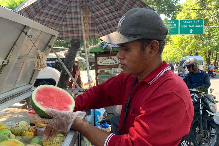 Saat Urusan Perut Tak Mengenal Pensiun, Cerita Ahmad Mengupas Harapan dari Sepotong Buah