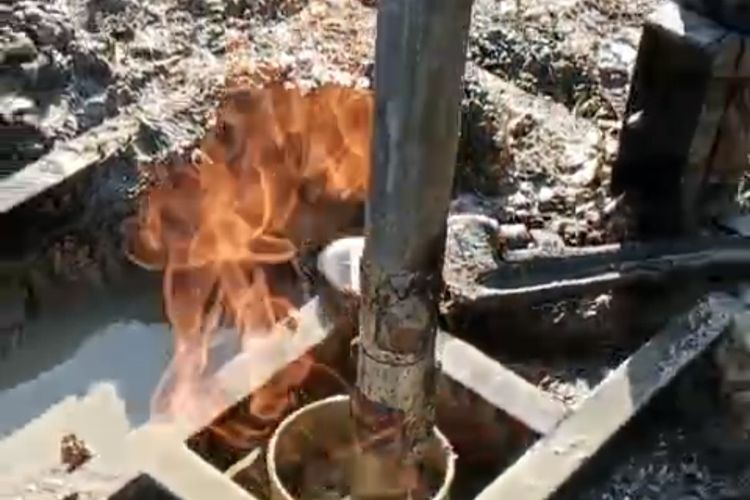 Sentuh Kedalaman 100 Meter, Sumur Bor di Bangkalan Keluarkan Gas