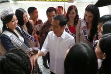 Jokowi Jadi Rebutan Finalis Puteri Indonesia Saat Berfoto