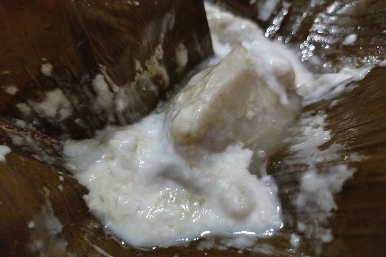 Kue Bongko buatan Halimah varian ori saat dinikmati pelanggan di Bangkalan, Jawa Timur, Minggu (27/4/2025). 