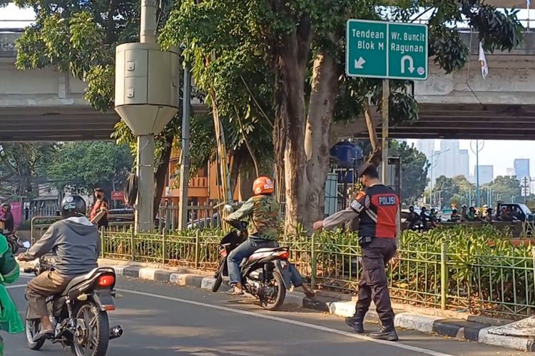 Motor yang dikemudikan seorang pengendara tampak standing Saat menghindari petugas kepolisian karena kedapatan melawan arus di perempatan lampu merah Mampang Prapatan, Jakarta Selatan, Rabu (30/8/2023).