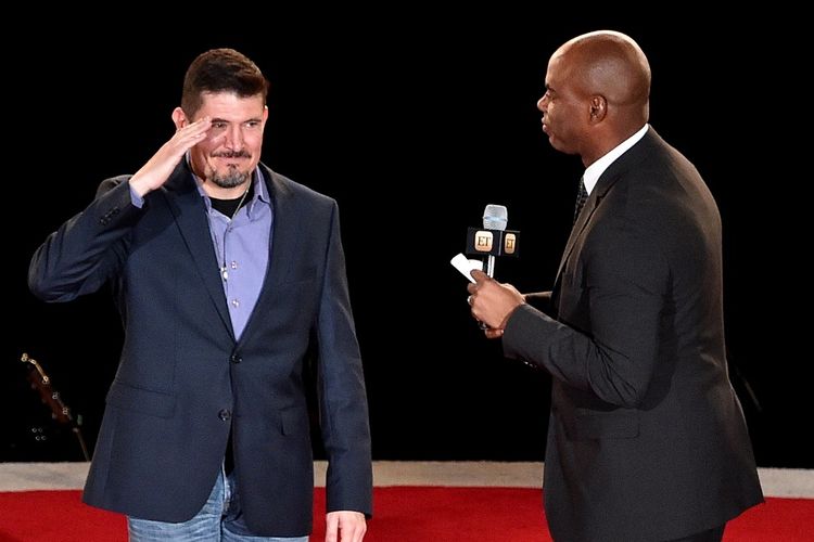 Kris Tanto Paronto (kiri) bersama seorang host Kevin Frazier di Dallas, Amerika Serikat, pada 12 Januari 2016. Tanto adalah mantan staf kontrak CIA yang bertugas kala serangan di konsulat Benghazi, Libya, di 2012.