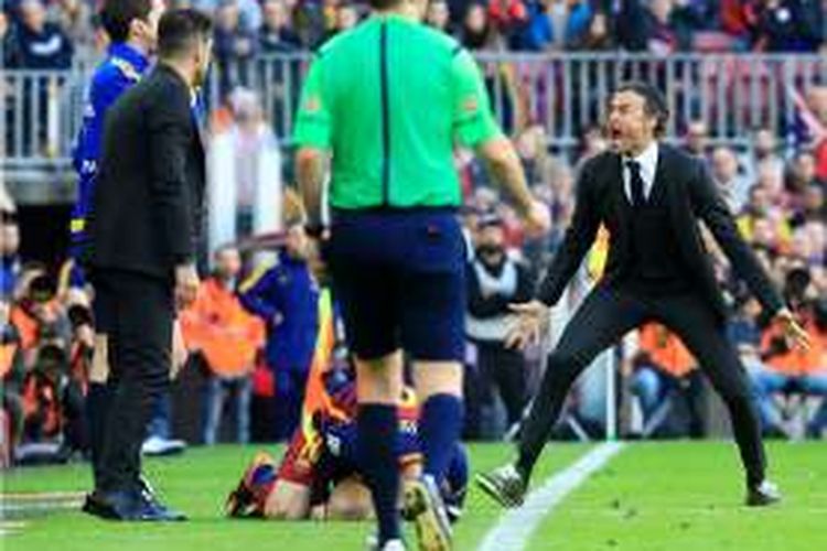 Luis Enrique (kanan), bereaksi keras karena tendangan Felipe Luis ke arah lutut Lionel Messi saat Barcelona melawan Atletico Madrid pada lanjutan La Liga di Stadion Camp Nou, Sabtu (30/1/2016).