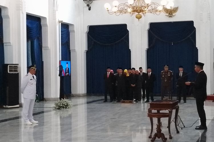 Pelantikan Dicky Saromi menjadi Pj Walikota Cimahi oleh Pj Gubernur Jabar, Bey Machmudin di Gedung Sate, Kota Bandung, Jabar, Minggu (22/10/2023).