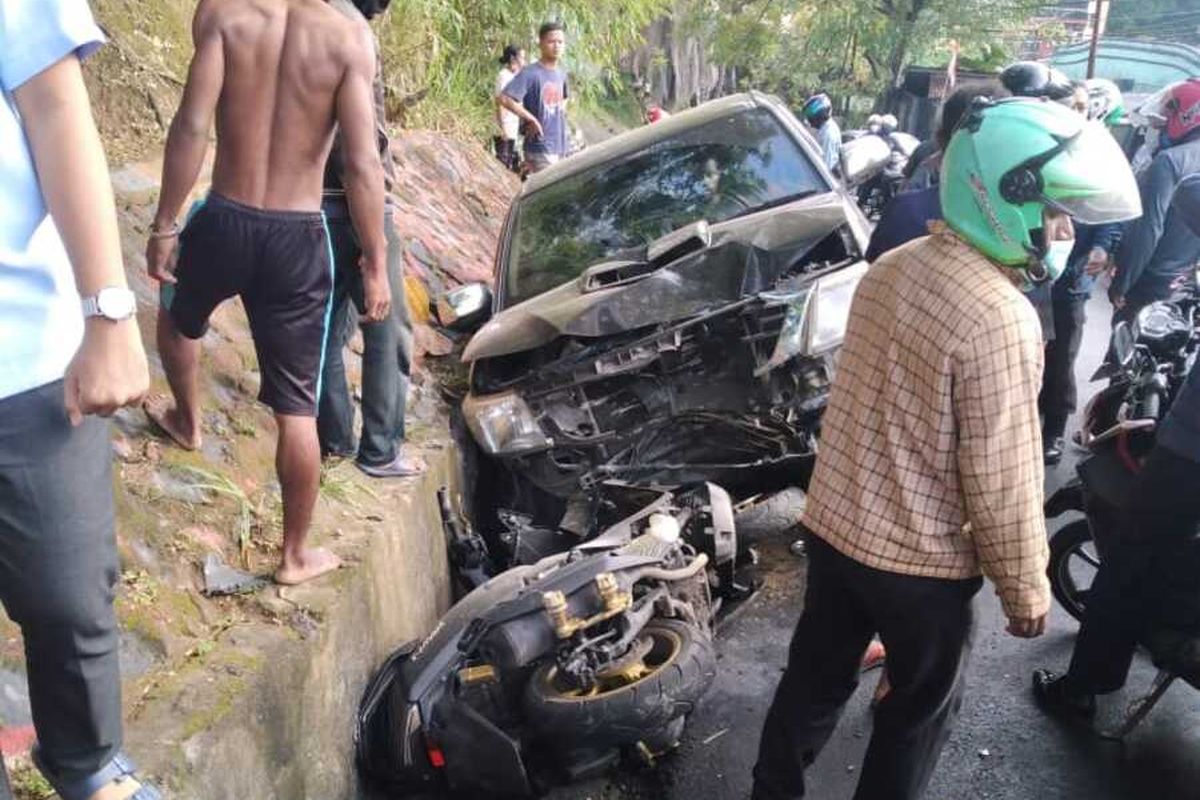 Mobil Hilux yang dikendarai Wakil Bupati Yalimo, Erdi Dabi masuk ke parit setelah menabrak seorang Polwan yang mengendarai motor, Jayapura, Papua, Rabu (16/9/2020)