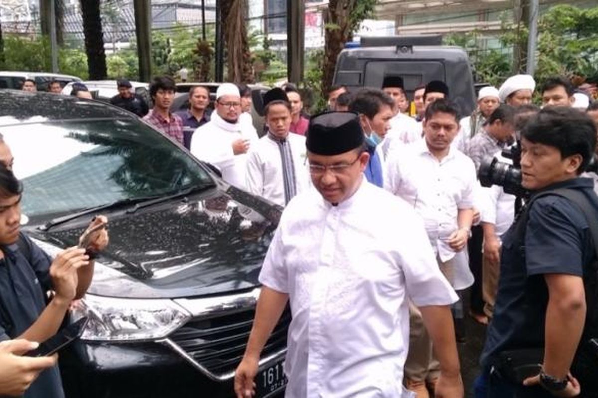 Calon gubernur DKI Jakarta, Anies Baswedan usai shalat Jumat di Masjid Al Mughni, Jakarta Selatan, Jumat (10/3/2017).