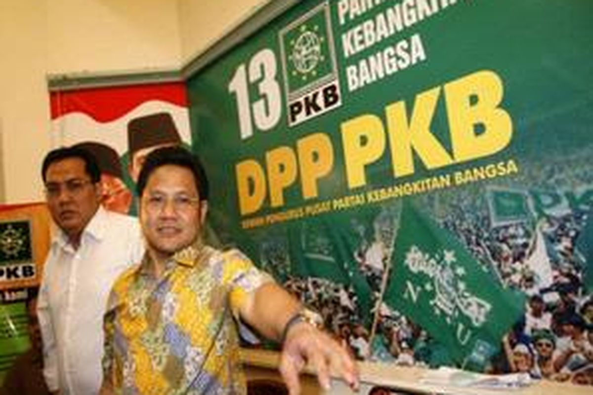 Ketua Umum Partai Kebangkitan Bangsa (PKB) Muhaimin Iskandar (kanan) dan Wakil Sekretaris Jenderal PKB Helmy Faishal Zaini menjawab pertanyaan wartawan di Kantor DPP PKB, Jakarta Pusat, Rabu (21/10/2009) malam, seusai pengumuman Kabinet Indonesia Bersatu II periode 2009-2014 oleh Presiden Susilo Bambang Yudhoyono. Muhaimin Iskandar terpilih menjadi Menteri Tenaga Kerja dan Transmigrasi sedangkan Helmy menjadi Menteri Negara Pembangunan Daerah Tertinggal.