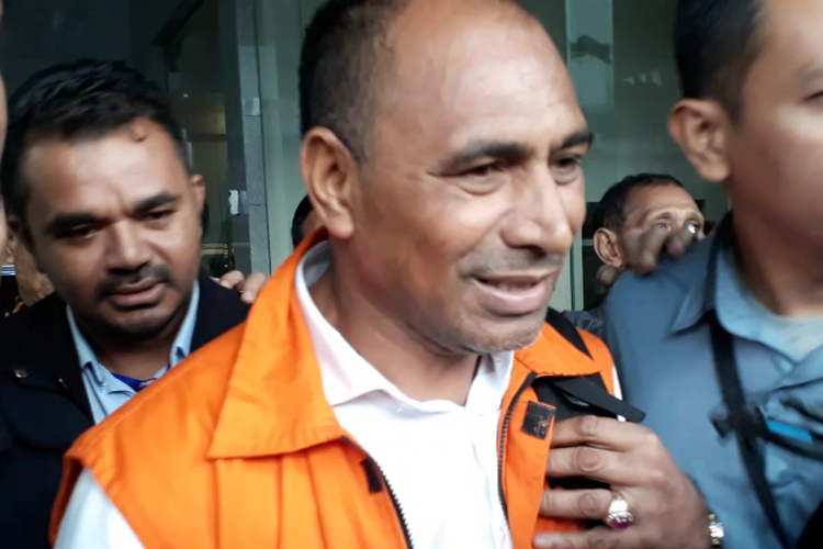 Komisi Pemberantasan Korupsi menahan Bupati Ngada Marianus Sae, Senin (12/2/2018).