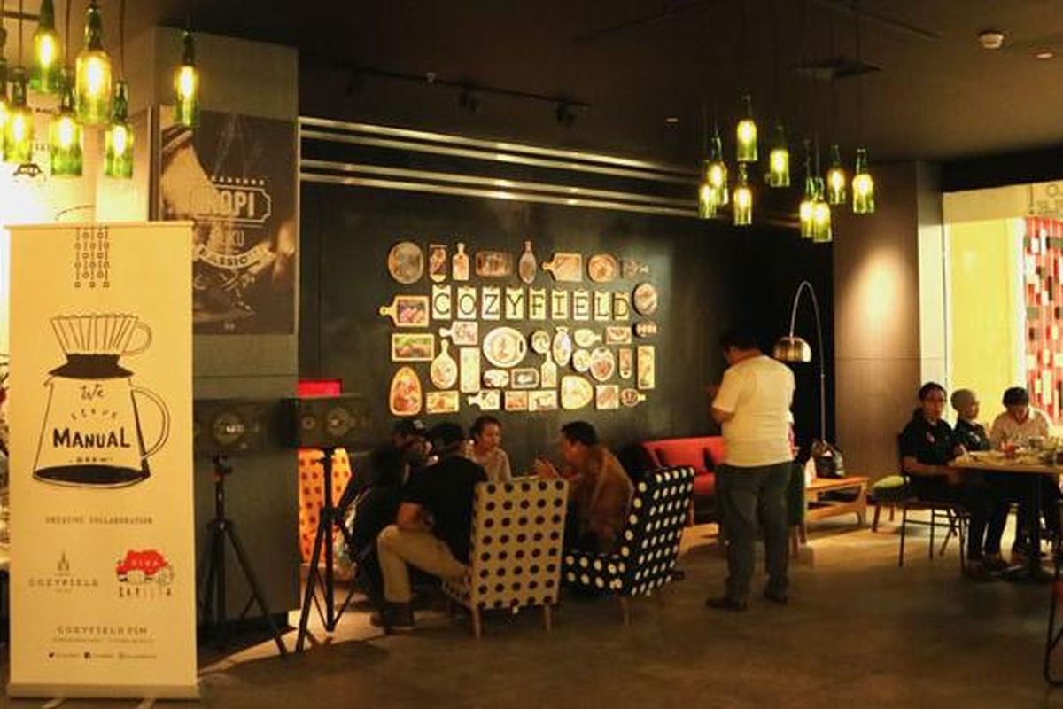 Interior Cozyfield Cafe & Resto Mal Pondok Indah 1, Jakarta, Kamis (15/12/2016). Cozyfield Pondok Indah juga turut berkolaborasi dengan sebuah brand Viva Barista untuk menyajikan cita rasa kopi nusantara.