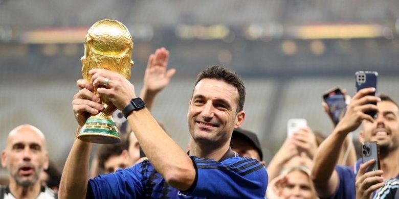 Pelatih timnas Argentina, Lionel Scaloni, mengangkat trofi Piala Dunia. Argentina menjadi juara Piala Dunia 2022 usai mengalahkan Perancis pada laga final yang digelar di Stadion Lusail, Minggu (18/12/2022). Terkini, Lionel Scaloni masuk dalam daftar nomine pelatih terbaik FIFA 2023. Dia bersaing dengan Carlo Ancelotti dan Pep Guardiola.