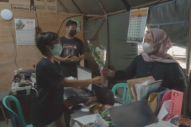 Bupati Sleman Kustini Sri Purnomo saat memberikan bunga kepada petugas Dekontaminasi, Pemakaman dan Pemulasaraan Badan Penanggulangan Bencana Daerah (BPBD) Sleman. Bunga diberikan sebagai ucapan terimakasih atas kerja keras serta dedikasi dalam tugas kemanusiaan. (Foto Dokumentasi Bupati Sleman)