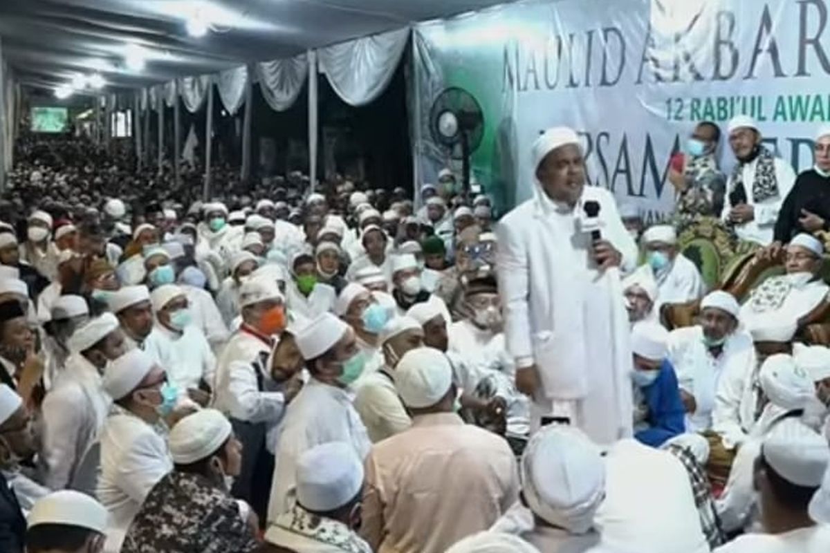 Pimpinan Front Pembela Islam (FPI) Rizieq Shihab saat berceramah dalam acara Maulid Nabi di kawasan Petamburan, Jakarta Pusat, Sabtu (14/11/2020)