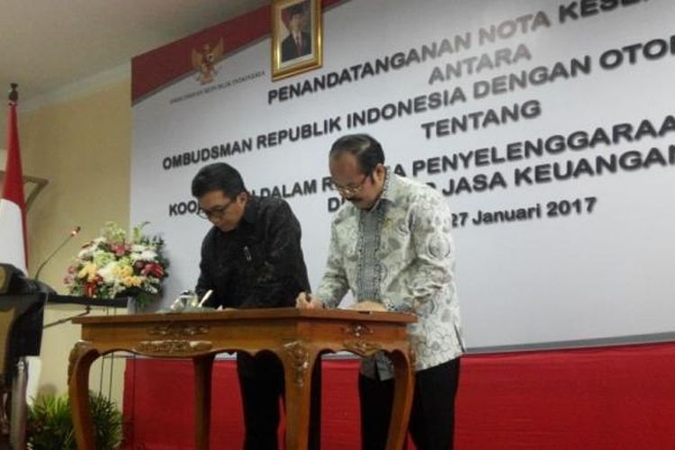 Penandatanganan nota kesepahaman antara Otoritas Jasa Keuangan (OJK) dengan Ombudsman Republik Indonesia di Jakarta, Jumat (27/1/2017).