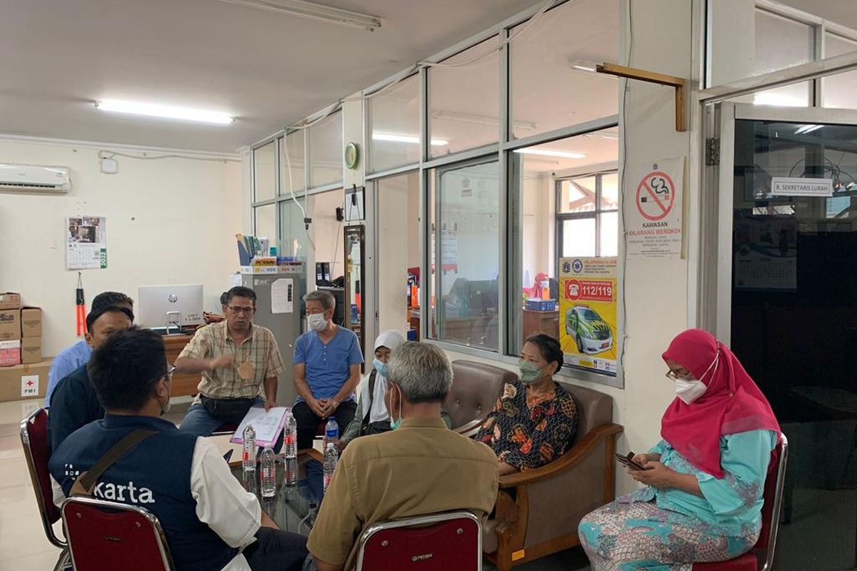 Sejumlah warga Jalan A. Hamid Arief, Tanah Tinggi, Johar Baru, mendatangi Kantor Kelurahan Tanah Tinggi meminta klarifikasi pernyataan Lurah Tanah Tinggi Sunardi yang mengungkapkan bahwa warga telah disosialisasikan terkait perubahan nama jalan, Jumat (1/7/2022).