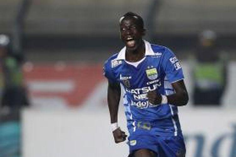 Makan Konate merayakan gol Persib Bandung ke gawang Pusamania Borneo FC, Sabtu (26/9/2015).