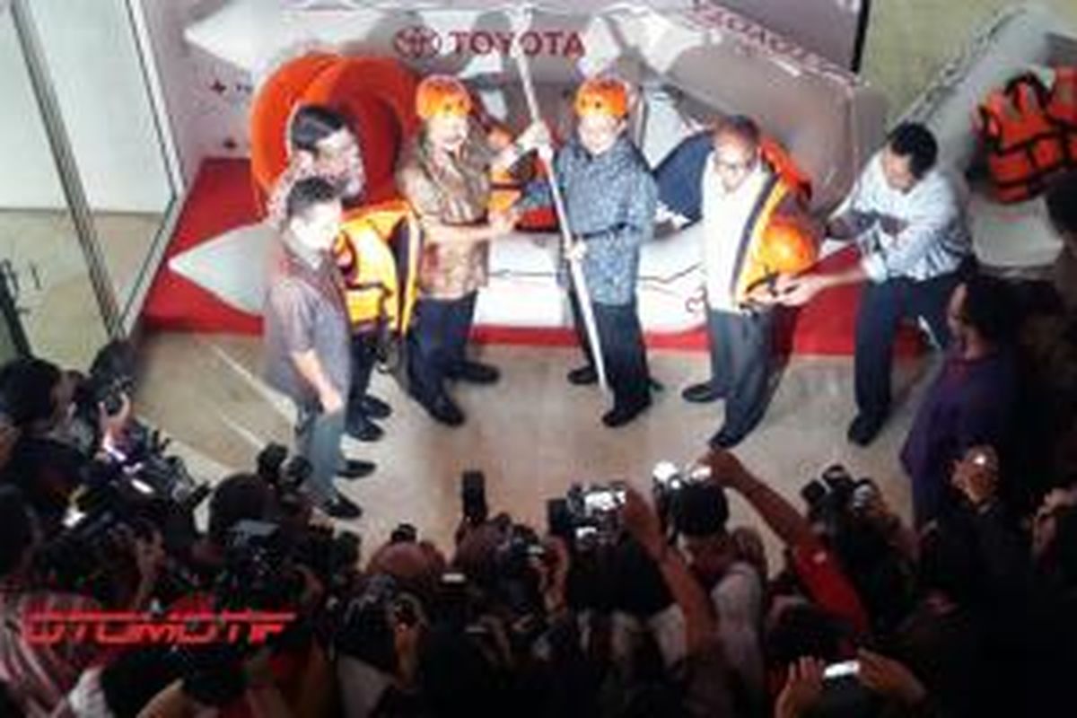 Presdir Toyota Astra Motor secara simbolis menyerahkan perahu karet kepada Ketua Palang Merah Indonesia, Jusuf Kalla, di Jakarta (22/1/2014). 