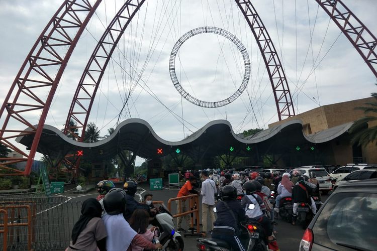 Pengunjung yang hendak masuk ke Taman Impian Jaya Ancol di Jakarta Utara, Jumat (14/5/2021). Foto diambil di Pintu Barat Ancol.