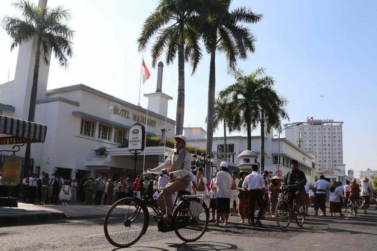 Perrtunjukan Drama Musikal Sejarah Berkibarlah Benderaku ang digelar oleh Pemerintah Kota (Pemkot) Surabaya, di sepanjang Jalan Tunjungan, Surabaya, Minggu (18/9/2022).
