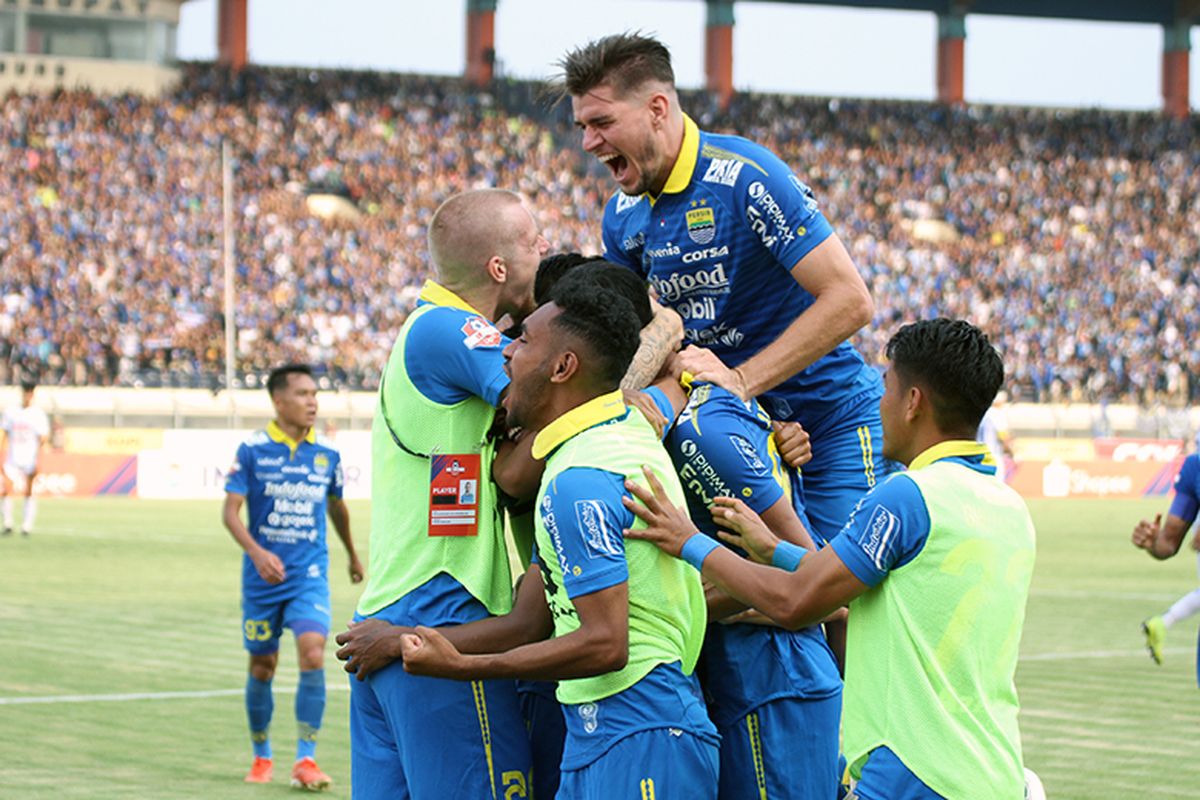 Para pemain Persib Bandung merayakan gol ketiga mereka ke gawang Arema FC dalam laga tunda pekan ke-21 Liga 1 2019. 