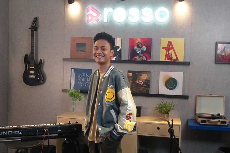 Penyanyi solo Mahen, usai rekaman untuk Resso Studio Live #4 di kantor Resso, di kawasan Sudirman, Jakarta Pusat, Jumat (5/8/2022).