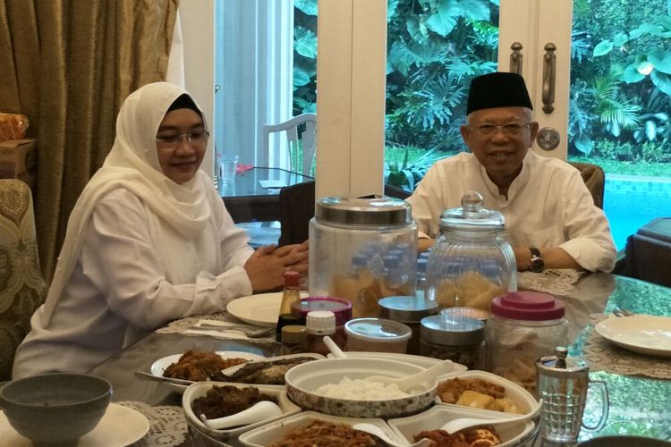 Calon wakil presiden nomor urut 02 Maruf Amin sarapan bersama istri sebelum berangkat ke TPS di Koja, Rabu (17/4/2019). 