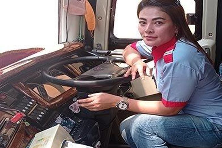 Lina Supriyanti alias Liena Ozora sudah setahun menjadi sopir bus Agra Mas. Ibu dari tiga anak ini kerap bertugas di trayek Wonogiri-Jakarta. 