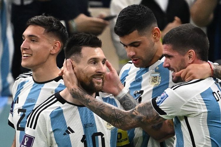 Lionel Messi (10) merayakan gol Nahuel Molina dalam laga perempat final Piala Dunia 2022 antara Belanda vs Argentina di Stadion Lusail, Doha, 9 Desember 2022. Artikel ini berisi jadwal semifinal Piala Dunia 2022 yang mempertemukan Argentina vs Kroasia. (Photo by Paul ELLIS / AFP)