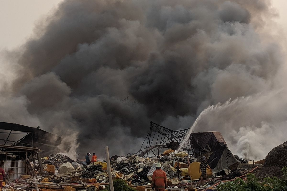 Kebakaran di Pabrik Limbah Plastik di Dekat Bandara Soekarno Hatta