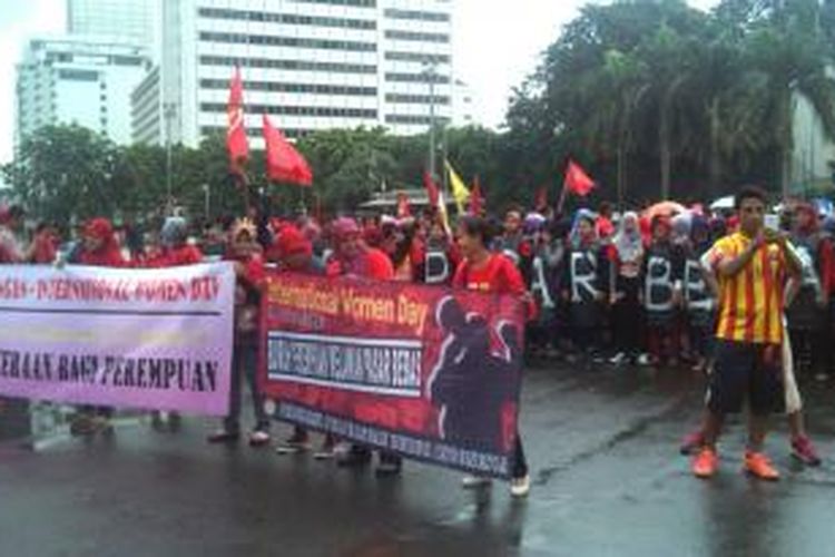 Sejumlah buruh perempuan melakukan aksi untuk meminta kesetaraan hak di tempat kerja dan menolak diskriminasi perlakuan terhadap perempuan. Aksi tersebut dilakukan di Bundaran HI, Jakarta, Minggu (8/3/2015)