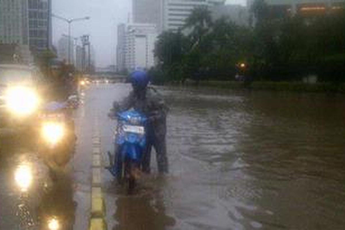 Kondisi air menggenang di Bundaran Hotel Indonesia (HI), depan Hotel Mandarin Jakarta, Kamis (17/1/2013).