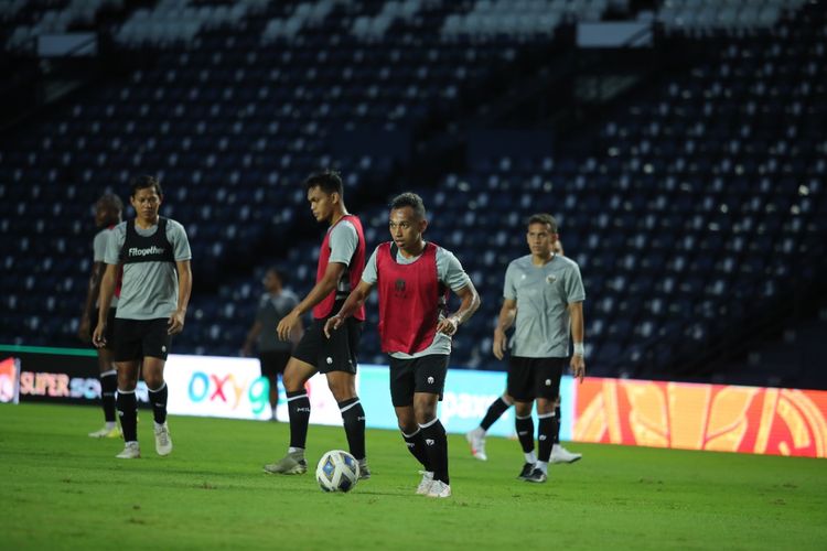 Penyerang timnas Indonesia Irfan Jaya beraksi pada sesi latihan jelang laga playoff Kualifikasi Piala Asia 2023 di Buriram, Thailand, pada 7 dan 11 Oktober 2021.
