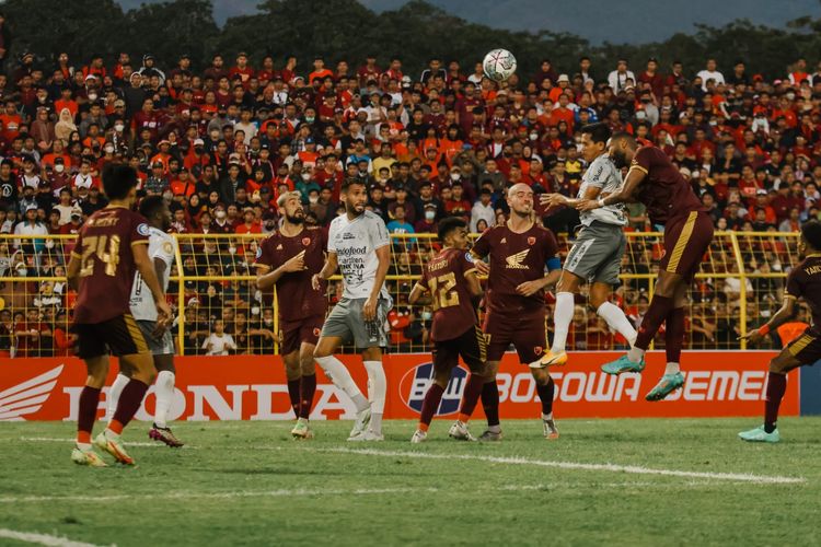 Aksi pada laga pekan 2 Liga 1 2022-2023 antara PSM Makassar melawan Bali United yang berakhir dengan skor 2-0 di Stadion Gelora BJ Habibie, Parepare, Sulawesi Selatan, Jumat (29/7/2022) sore. Laga PSM vs Kedah FC kini akan tersaji di semifinal AFC Cup 2022, Selasa (9/8/2022).