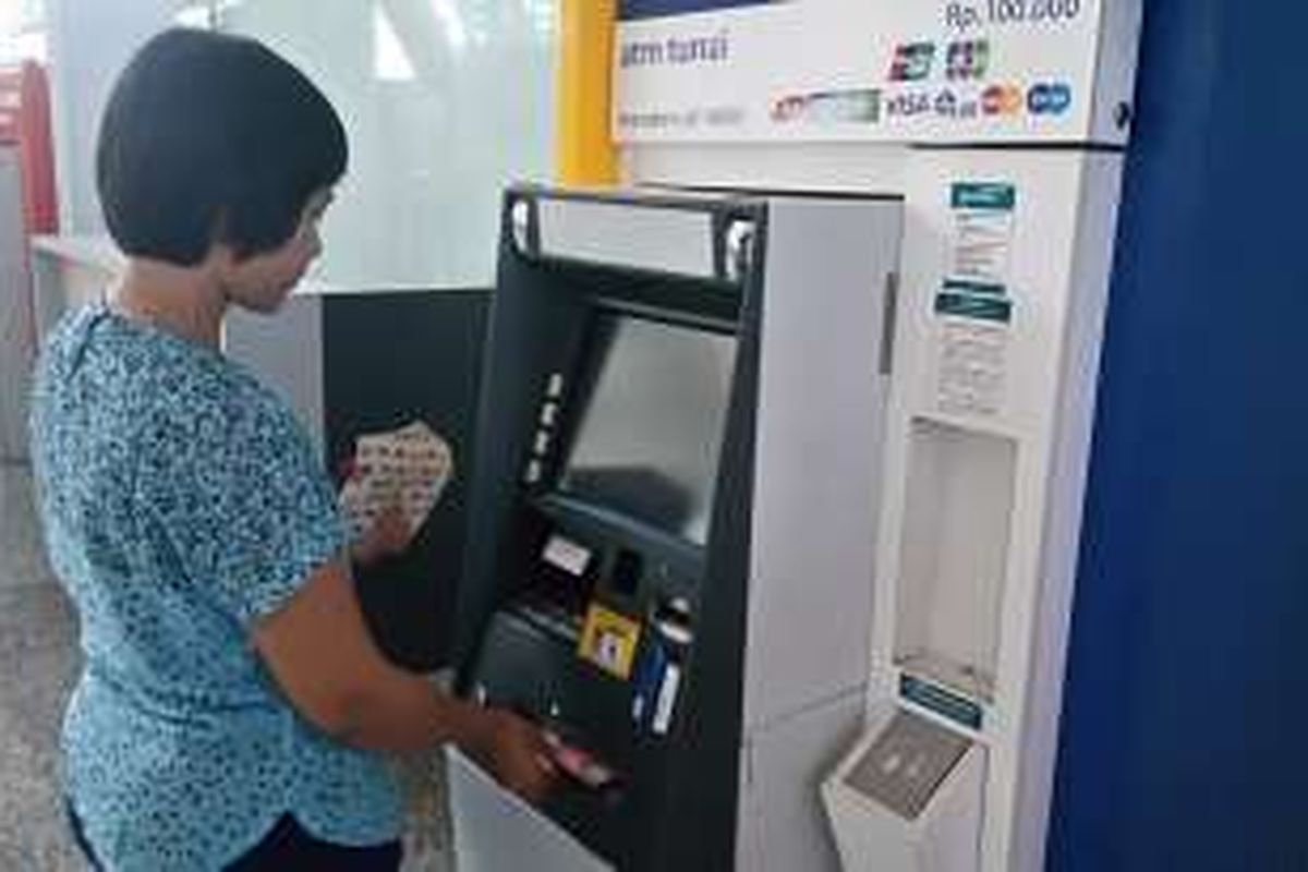 Ilustrasi: Nasabah menarik uang di ATM.