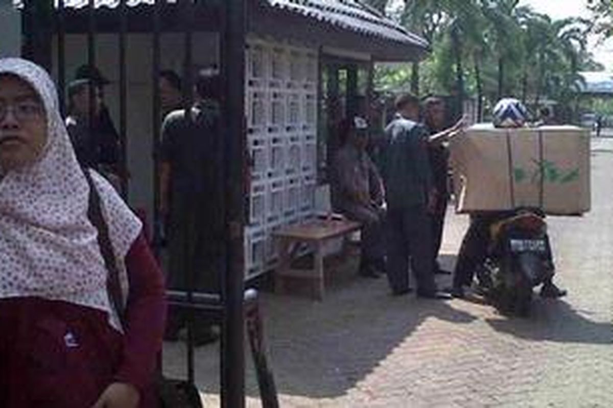 Menjelang acara pertunangan Ibas dan Aliya, Selasa (26/4/2011) pengamanan  di depan pintu masuk perumahan dekat rumah Hatta Rajasa di Fatmawati Golf Mansion, di kawasan Executive Golf Kavling 26, Jalan RS Fatmawati I, Jakarta Selatan, semakin diperketat. Semua yang membawa paket diperiksa.