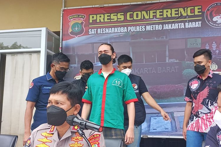 Vokalis band Sisitipsi, Muhammad Fauzal Lubis atau MF (29) diamankan Satreskrim Polres Metro Jakarta Barat terkait penyalahgunaan narkoba pada Kamis (17/3/2022). 