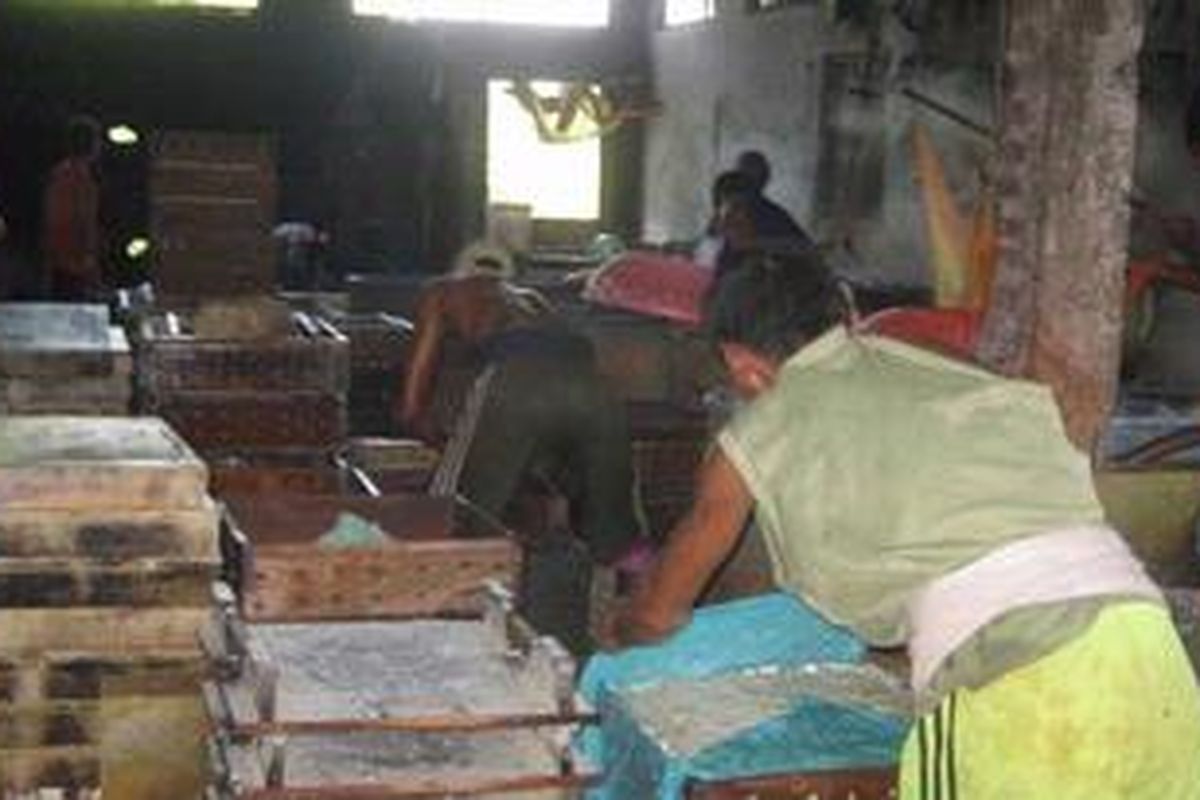 Pabrik tahu milik Sugeng di Kelurahan Sijeruk, Kendal, Jawa Tengah, Rabu (25/7/2012).