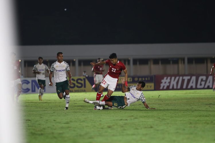 Pemain timnas U23 Indonesia, Dendy Sulistyawan (22), berduel dengan pemain Tira Persikabo pada laga uji coba di Stadion Madya, Senayan, Jakarta, Jumat (5/3/2021) malam WIB. 
