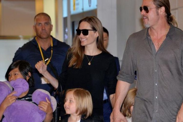 Pasangan Brad Pitt dan Angelina Jolie bersama anak-anak mereka tiba di Bandara Internasional Haneda, Tokyo, Jepang, pada 28 Juli 2013.