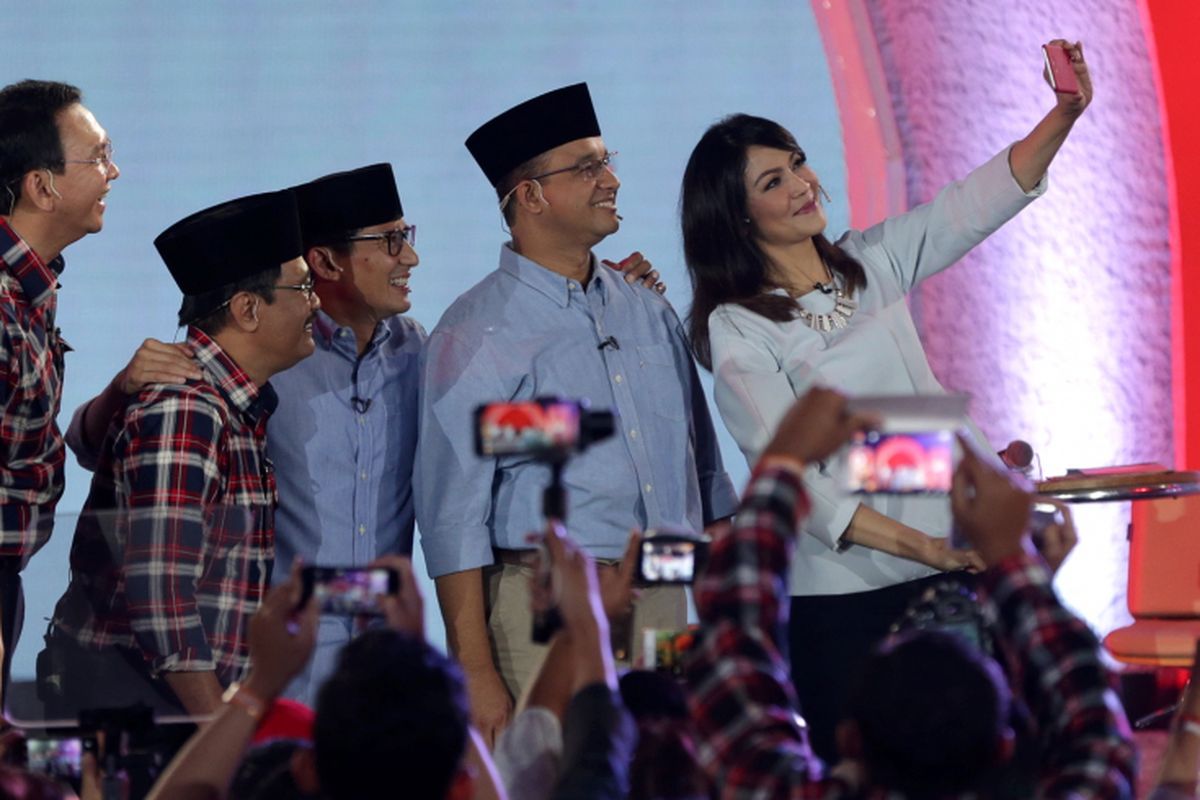 Kandidat calon gubernur dan wakil gubernur DKI Jakarta nomor urut 2, Basuki Tjahaja Purnama dan Djarot Saiful Hidayat serta pasangan kandidat nomor urut 3, Anies Baswedan dan Sandiaga Uno berpose bersama moderator debat Ira Koesno usai Debat Publik Pilkada DKI Jakarta Putaran Kedua yang diselenggarakan Komisi Pemilihan Umum Daerah DKI Jakarta di Hotel Bidakara, Jakarta, Rabu (12/4/2017). Pemungutan suara Pilkada DKI Jakarta putaran kedua akan dilaksanakan 19 April 2017 mendatang. KOMPAS IMAGES/KRISTIANTO PURNOMO