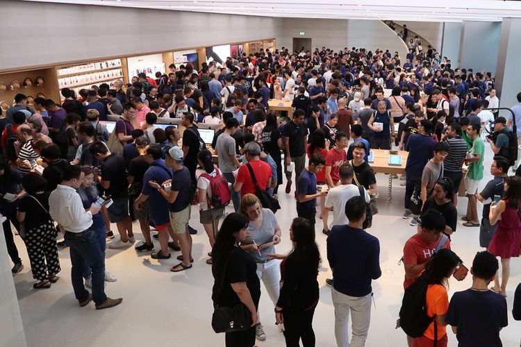 Suasana Apple Orchard Road Singapura saat pembukaan hari pertama, Sabtu (27/5/2017).