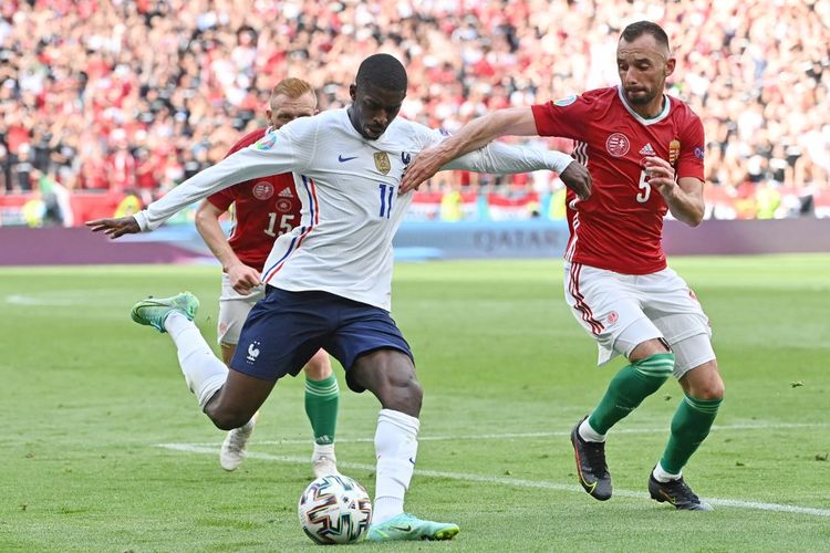 Penyerang timnas Perancis, Ousmane Dembele, berduel dengan bek Hongaria, Attila Fiola, dalam pertandingan Grup F Euro 2020 Hongaria vs Perancis di Puskas Arena, Sabtu (19/6/2021) malam WIB. 