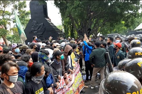 Demo Tolak UU Cipta Kerja di Semarang Ricuh, Pagar Kantor Gubernur Dijebol