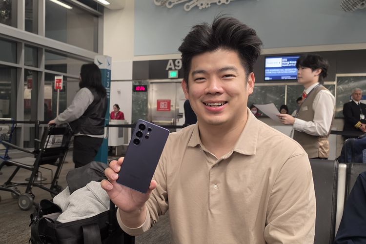 YouTuber Malvin Nathaniel dengan Samsung Galaxy S26 Ultra.